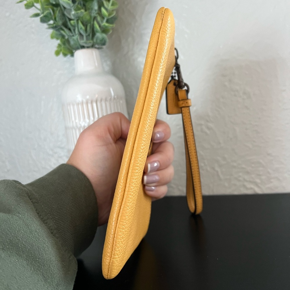 ✨NWOT - Coach Pebbled Leather Small Wristlet in Honeycomb✨ - Picture 7 of 9